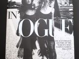 une photo tirée d'un magazine montrant deux femmes marchant dans la rue
