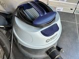 a vacuum that is sitting on the floor next to a bag