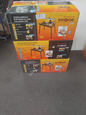 une pile de cartons posés les uns à côté des autres sur le sol