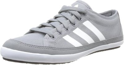 un gros plan sur une paire de chaussures grises et blanches