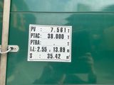 une pancarte accrochée sur le côté d'une porte verte