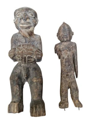 deux statues en bois représentant un homme et une femme debout l'un à côté de l'autre