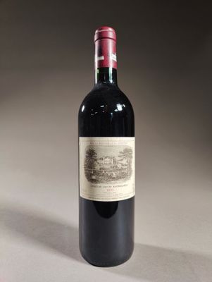 une bouteille de vin posée sur une table