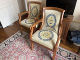 two chairs that are sitting in front of a tv