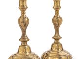 paire de chandeliers anciens en laiton sur fond blanc