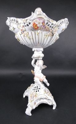 un vase blanc orné de fleurs, posé sur un socle