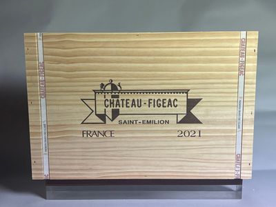 gros plan d'une boîte en bois portant une étiquette