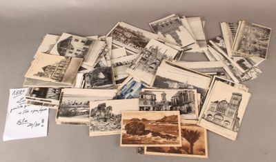 beaucoup de vieilles cartes postales sur la table