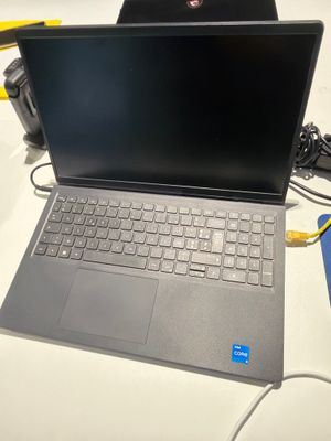 un ordinateur portable posé sur une table avec un chargeur