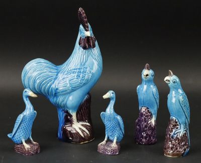 cinq figurines d'oiseaux posées sur une table