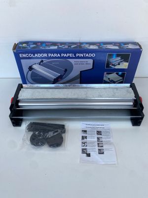 un gros plan sur une boîte de papier posée sur une table