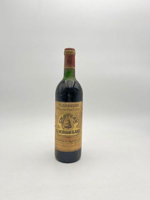 une vieille bouteille de vin posée sur une surface blanche