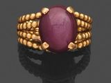 une bague en rubis et or