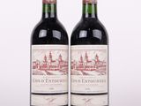 deux bouteilles de vin rouge posées l'une à côté de l'autre sur une surface blanche