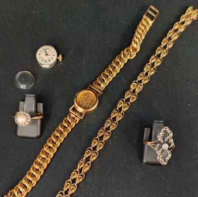 plusieurs bijoux, dont une montre, un bracelet et une bague