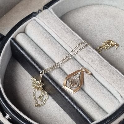 une boîte contenant un collier et une bague