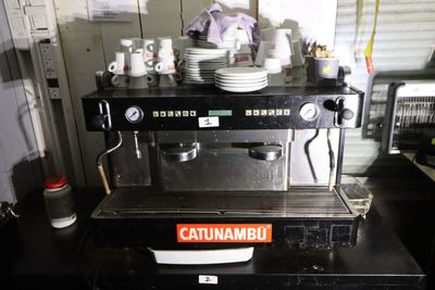 une machine à café posée sur une table