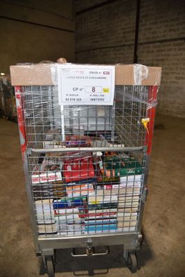 un chariot de supermarché rempli de nombreux articles dans un entrepôt