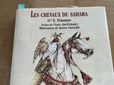 un livre sur lequel figurent un cheval et un oiseau