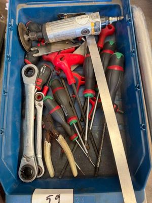 de nombreux outils dans une boîte bleue posée sur une table