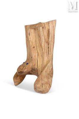 une sculpture en bois représentant une botte sur fond blanc