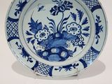 une assiette bleue et blanche ornée de fleurs et d'oiseaux