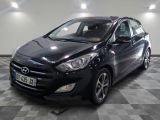 la photo d'une voiture noire garée dans un garage