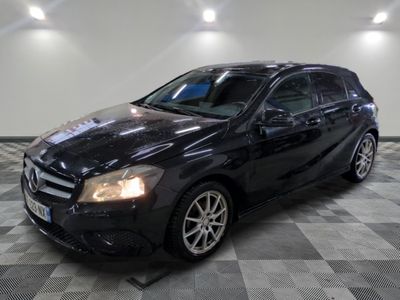 la mercedes b - class est garée dans un garage avec un sol en damier