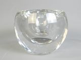 un vase en verre transparent contenant une bougie