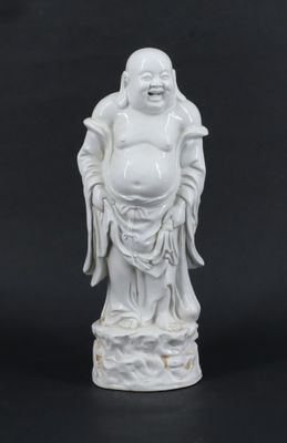 une statue blanche représentant un Bouddha souriant sur fond noir