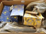 un carton rempli de boîtes contenant divers types d'objets
