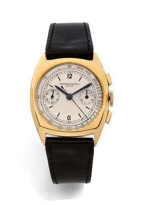 gros plan d'une montre-bracelet en or sur fond blanc