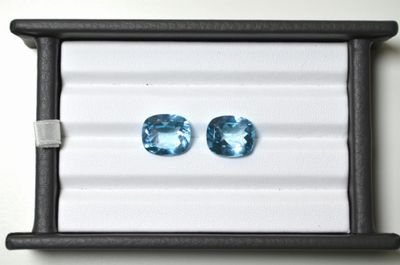 Un apairage de topazes bleues facettées tailles coussins d'u…