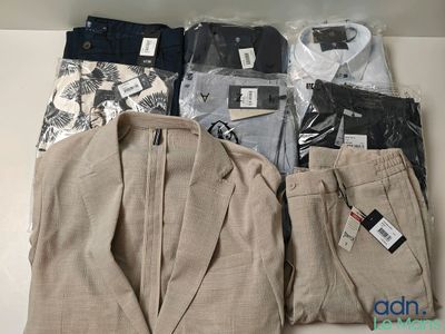 un costume et un pantalon pour homme posés sur une table
