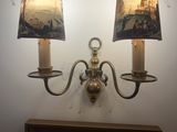 deux lampes accrochées au mur à côté d'un tableau