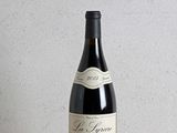 une bouteille de vin posée sur une table à côté d'une bouteille de vin