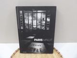 the book paris minute is sitting on top of a wooden table