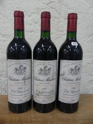trois bouteilles de vin posées sur une table en bois