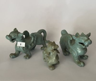 trois figurines représentant un chien et un chat posées sur une table