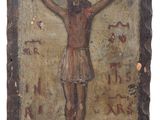une vieille peinture représentant un homme sur une croix, sur laquelle figurent des inscriptions