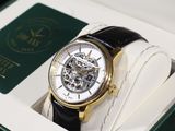 une montre noire et dorée dans un coffret blanc