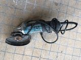 une photo d'une perceuse électrique filaire posée par terre