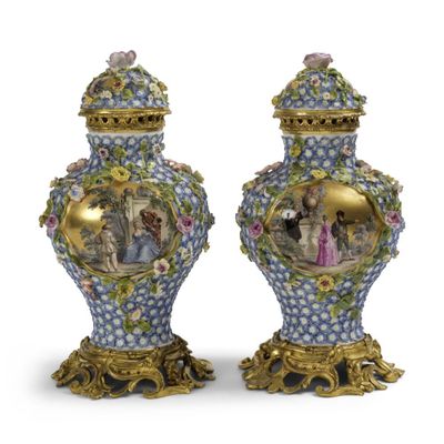 une paire de vases bleus et dorés ornés de figures