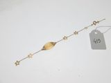 Gros plan sur un bracelet en or portant une étiquette