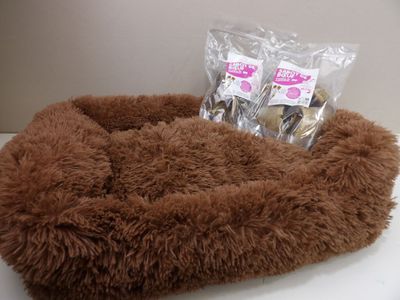 un panier pour chien posé sur une table, à côté duquel se trouve un sachet de friandises