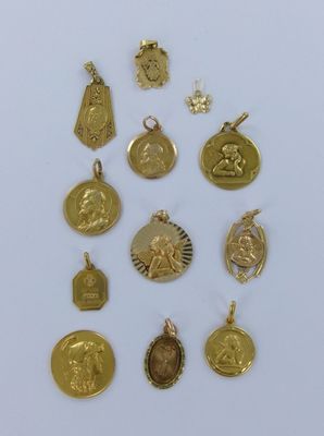 Douze breloques or. 18,6 grs. Non Poinçonné.