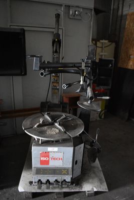 une machine posée sur une table dans un garage