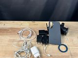un téléphone posé sur une table, branché à un chargeur