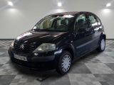 la photo d'une petite voiture noire garée dans un garage