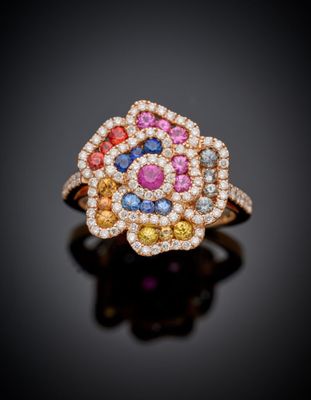 une bague sertie de saphirs multicolores et de diamants